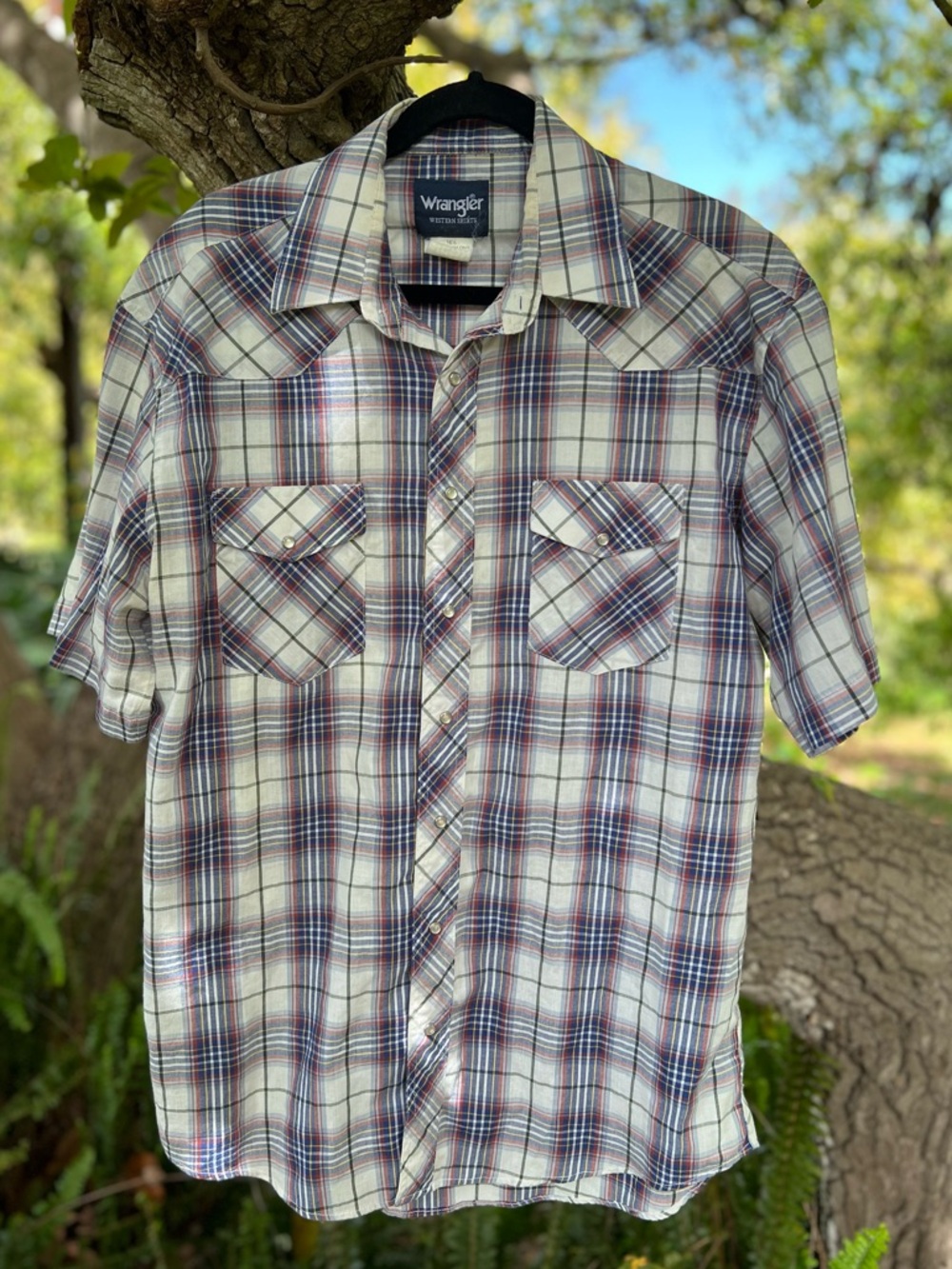 Wrangler Short-Sleeve Plaid Button-Down Shirt in Cream, Red & Blue